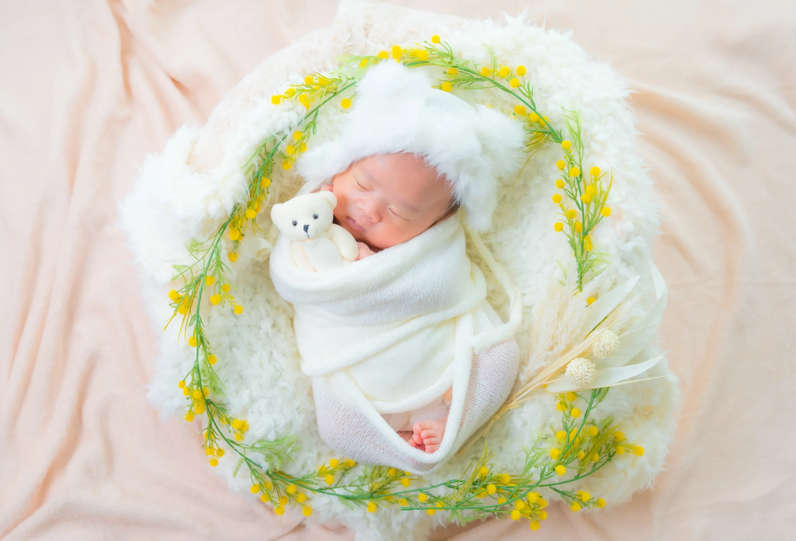 くまと新生児の写真