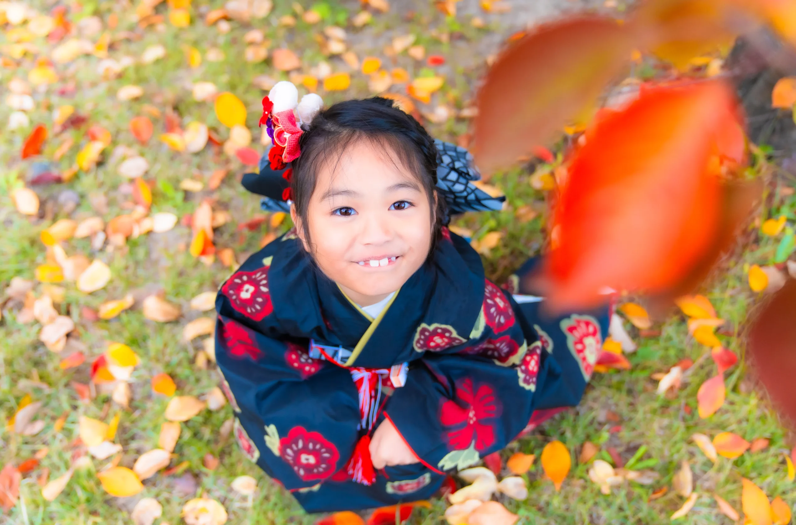 しゃがんだ女の子の写真