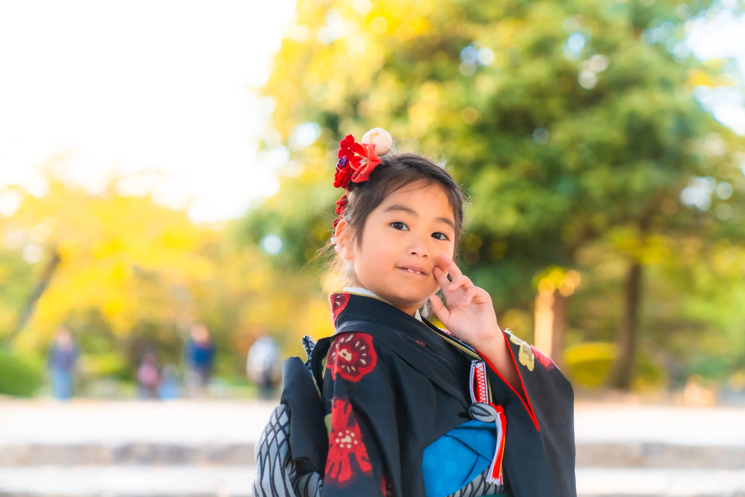 ピースをする女の子の写真