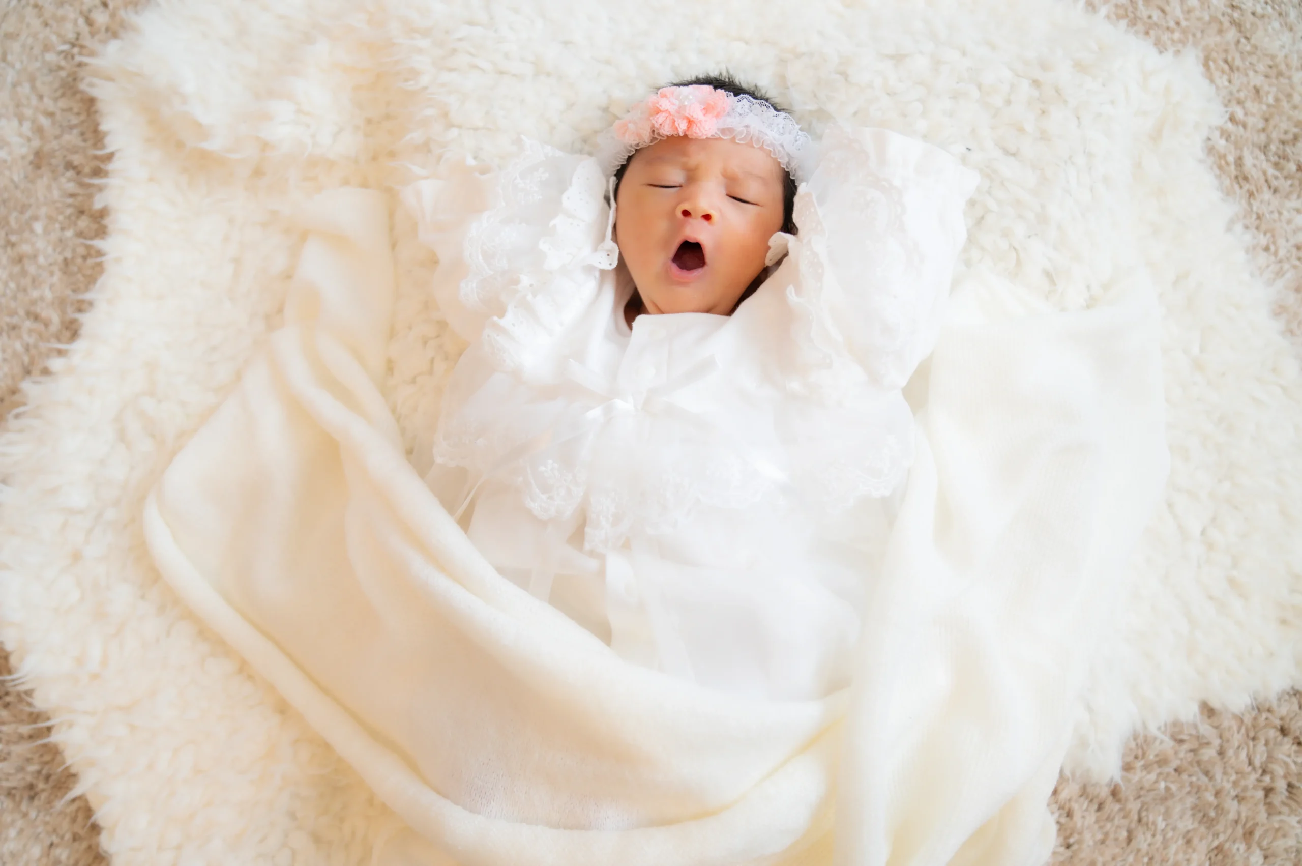 あくびをしている赤ちゃんの画像