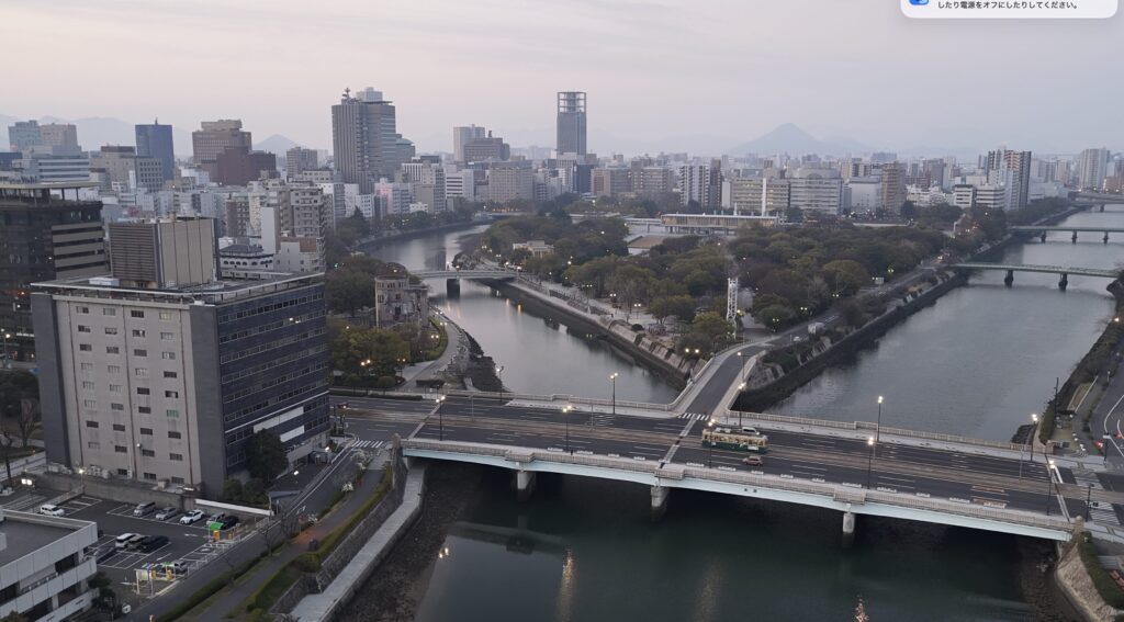 電車が走る相生橋