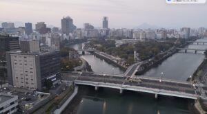 電車が走る相生橋
