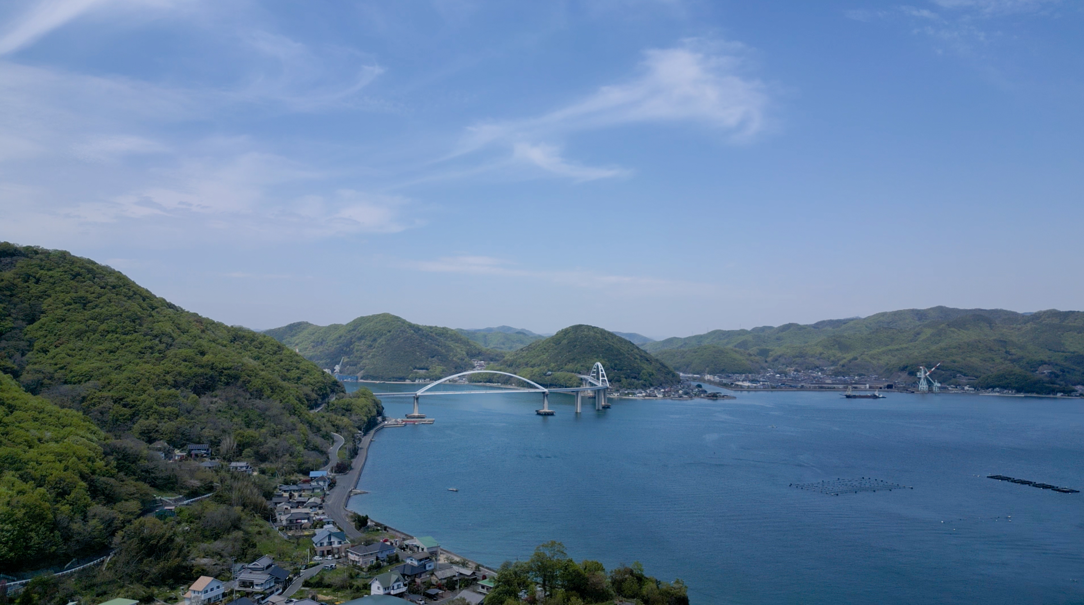 内海大橋を見渡すドローン画像