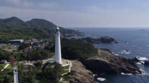 日御碕灯台を右からドローンで空撮