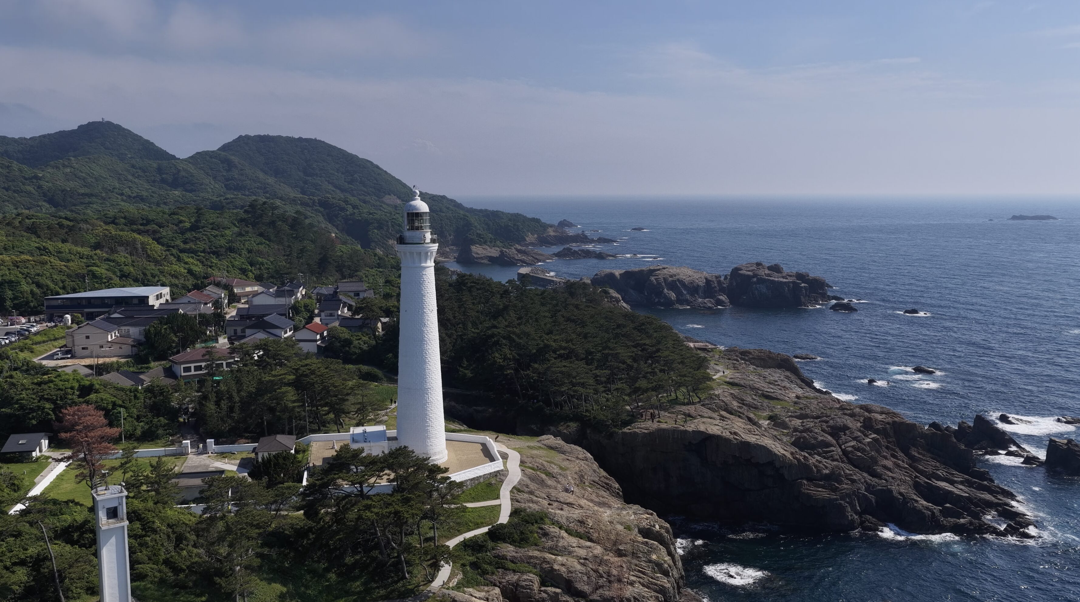 日御碕灯台を右からドローンで空撮