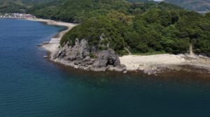 山口県周防大島の巌門空撮画像