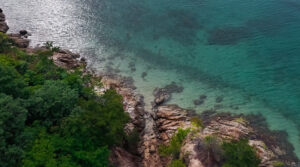 倉橋島の美しい海と岩肌を捉えたドローン空撮写真 撮影：株式会社Pastel