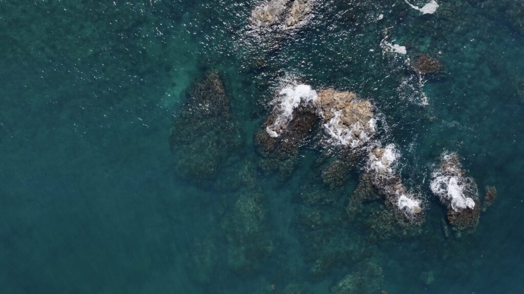 ひろげの浜の岩と海